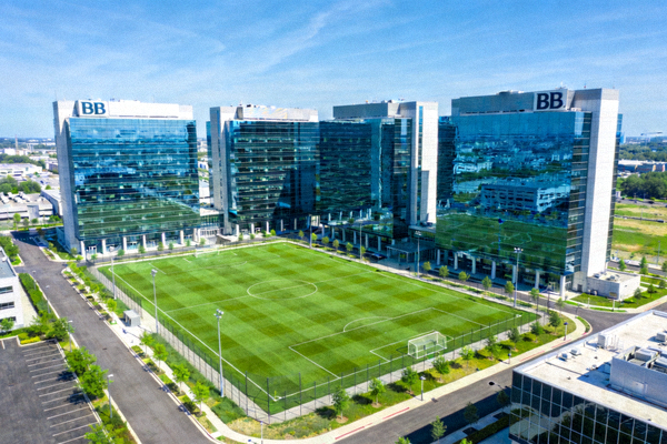 BB贝博艾弗森公司总部大楼与绿色足球场全景